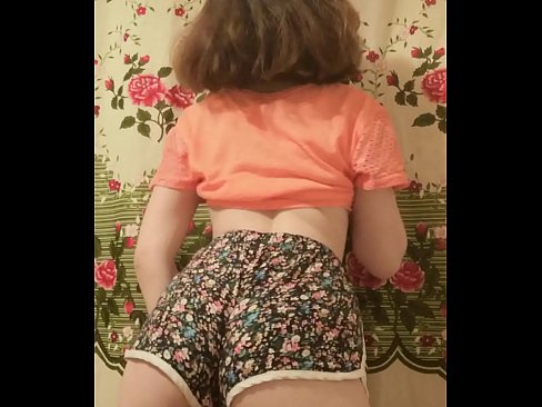 ❤️ Giovane pupa sexy fa uno striptease riprendendo i suoi pantaloncini alla telecamera Video di sesso di qualità al it.sexafinkarasskaz.ru ❌