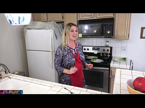 ❤️ Matrigna che lo munge in cucina prima del suo appuntamento Video di sesso di qualità al it.sexafinkarasskaz.ru ❌