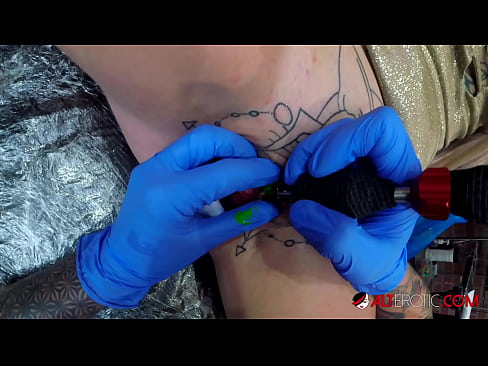 ❤️ Estremamente tatuato hottie Sully Savage ottenuto un tatuaggio sul suo clitoride Video di sesso di qualità al it.sexafinkarasskaz.ru ❌